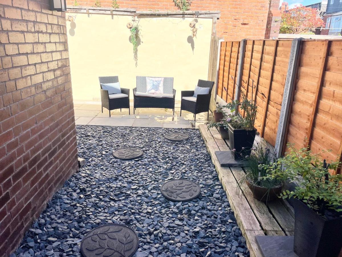 Entire Holiday Home In Blackpool With Free Parking And A Private Patio Garden 外观 照片