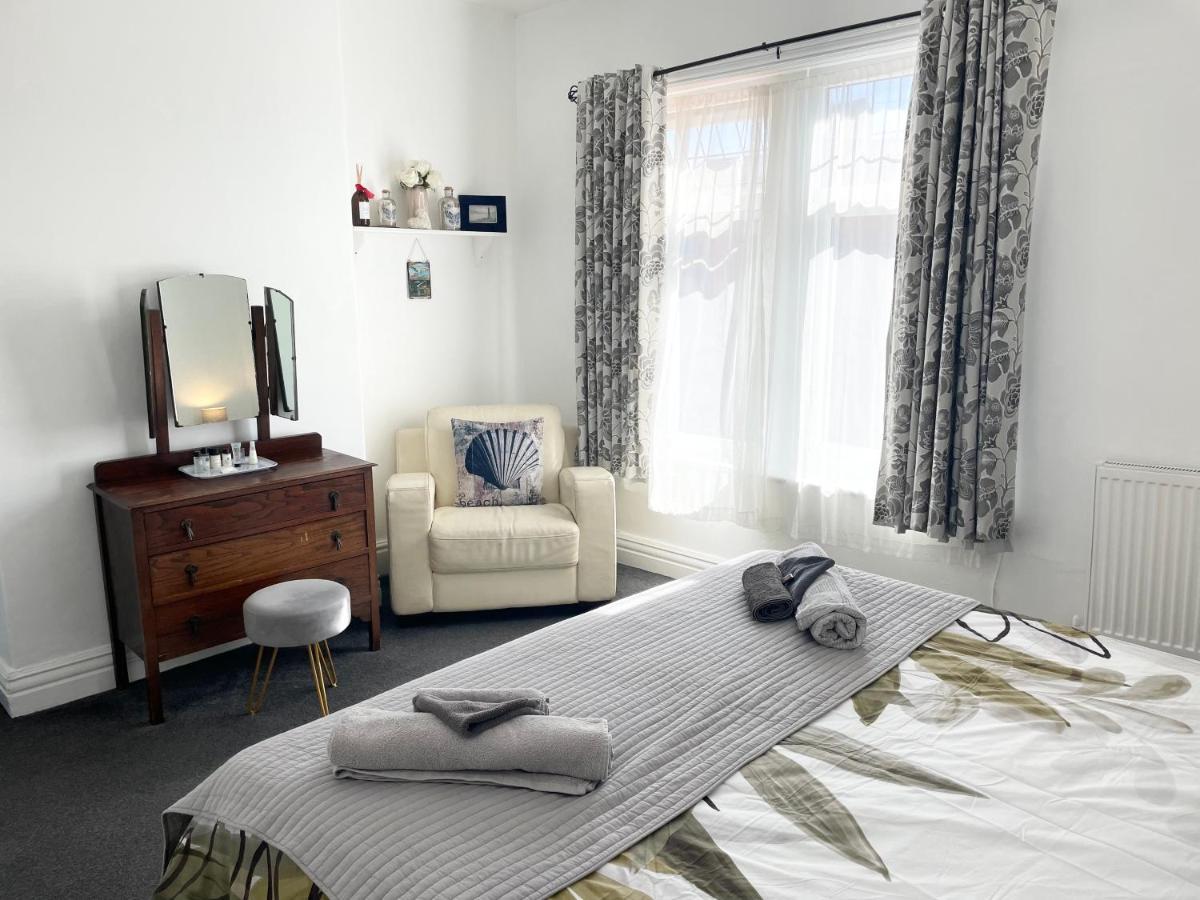 Entire Holiday Home In Blackpool With Free Parking And A Private Patio Garden 外观 照片