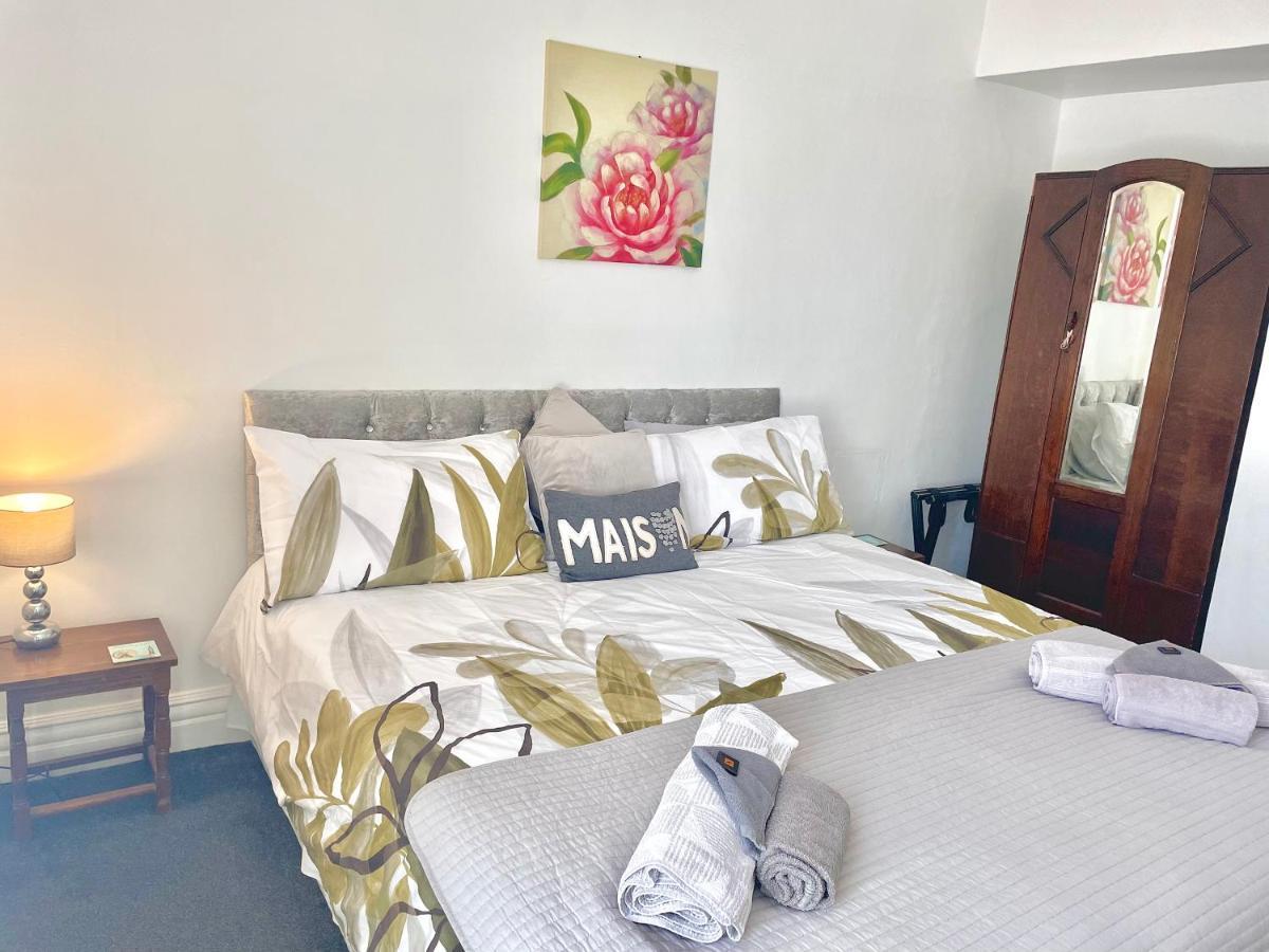 Entire Holiday Home In Blackpool With Free Parking And A Private Patio Garden 外观 照片