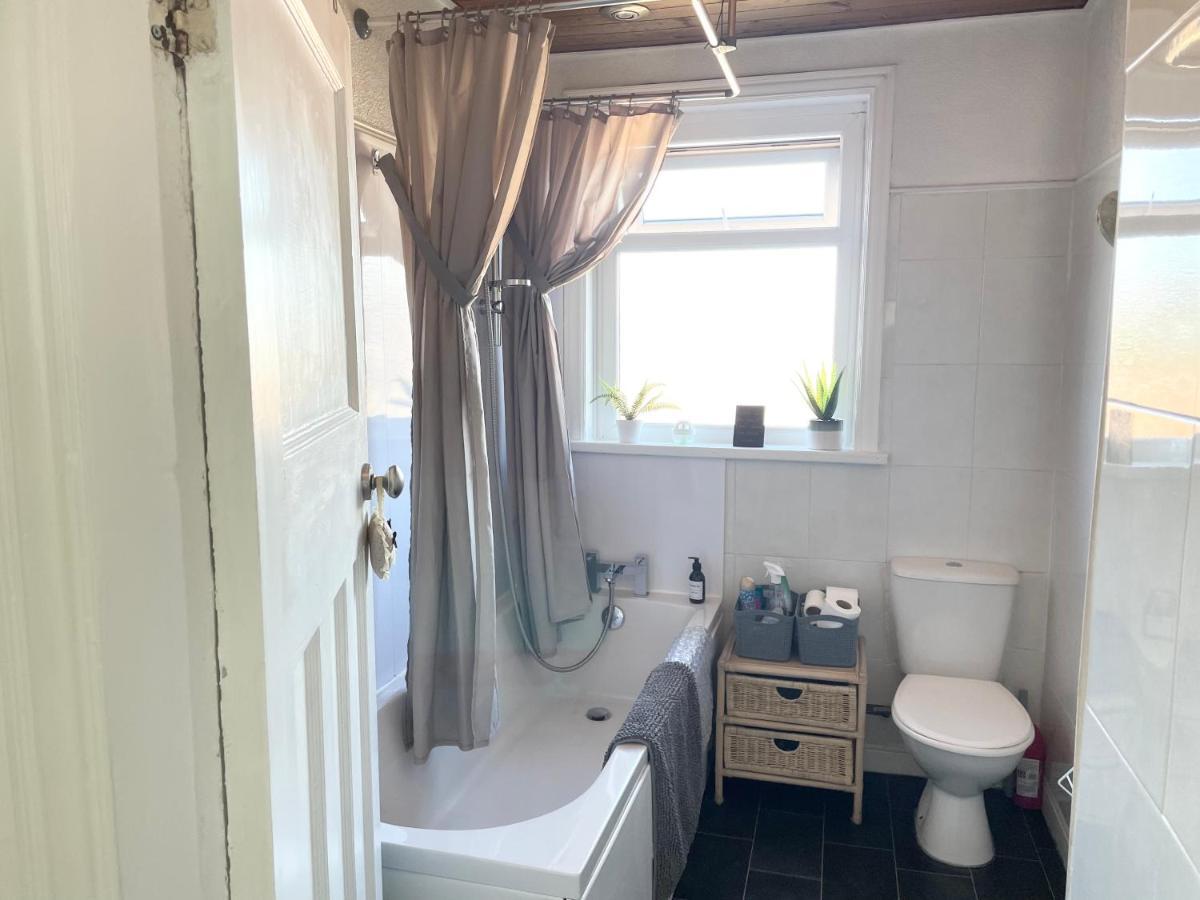 Entire Holiday Home In Blackpool With Free Parking And A Private Patio Garden 外观 照片