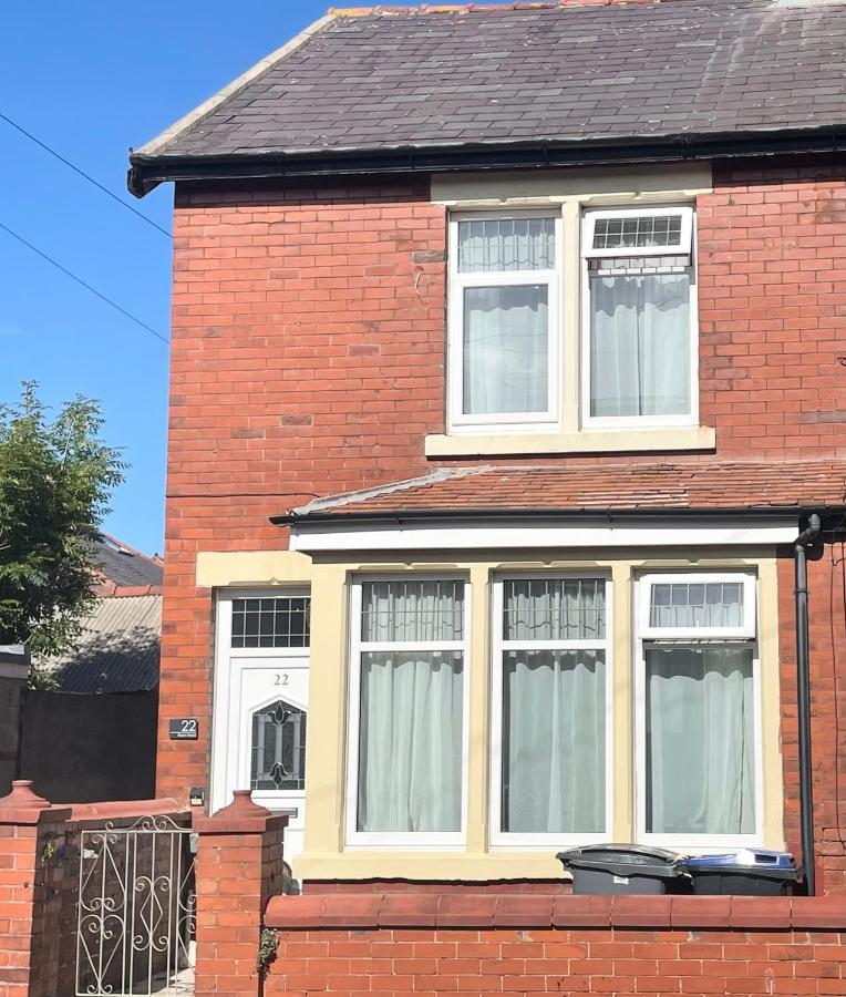 Entire Holiday Home In Blackpool With Free Parking And A Private Patio Garden 外观 照片