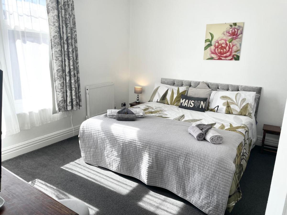 Entire Holiday Home In Blackpool With Free Parking And A Private Patio Garden 外观 照片