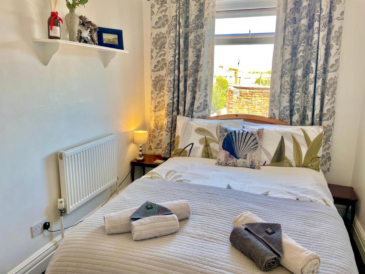 Entire Holiday Home In Blackpool With Free Parking And A Private Patio Garden 外观 照片
