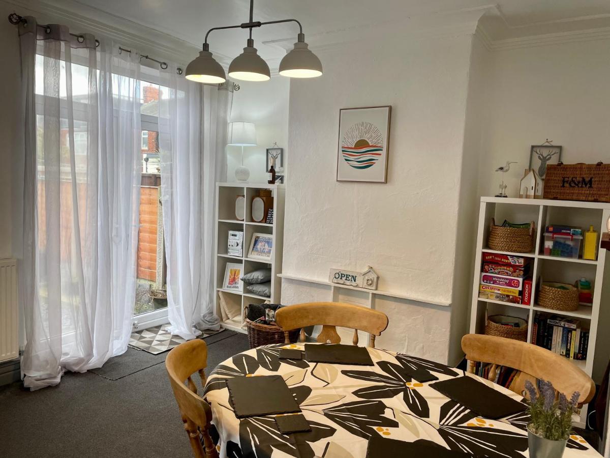 Entire Holiday Home In Blackpool With Free Parking And A Private Patio Garden 外观 照片