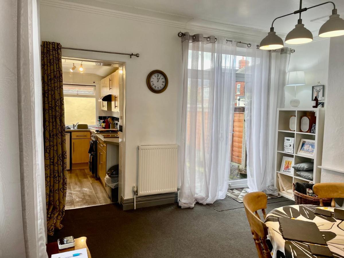 Entire Holiday Home In Blackpool With Free Parking And A Private Patio Garden 外观 照片