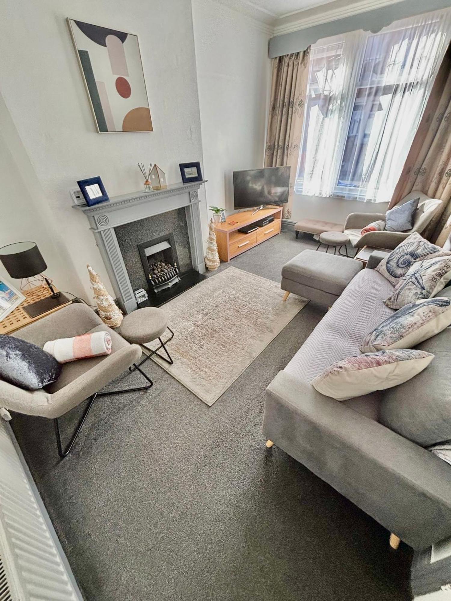 Entire Holiday Home In Blackpool With Free Parking And A Private Patio Garden 外观 照片